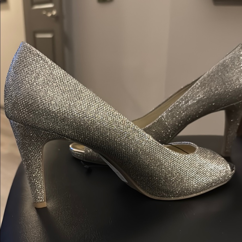Bandolino
Women's Rainaa Peep Toe Platform Stiletto Pumps Size 10 BRAND NEW❣️ - Picture 15 of 15